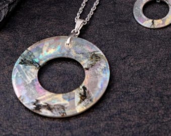 Conjunto de joyas circulares iridiscentes, colgante y pendientes ligeros, regalo moderno y minimalista.