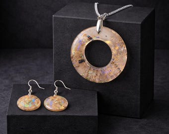 Conjunto de joyas con brillo beige radiante / Pendientes y colgante de resina pintados a mano