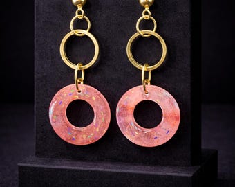 Pendientes circulares ruborizados / Resina rosa suave con un brillo moderno, gotas ligeras