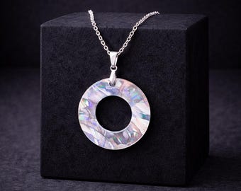 Colgante de círculo etéreo / Resina jaspeada neutra con suave brillo luminoso