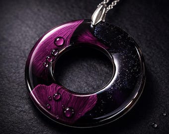 Conjunto de joyas de resina con pétalos morados, collar y pendientes de círculo abierto.
