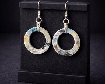 Aros de órbita jaspeada / Anillos de resina ligeros con un suave brillo iridiscente