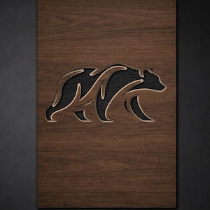 Op de afbeelding: Houten wandkunst met een berensilhouet. De beer is uit het hout gesneden, waardoor een negatieve ruimte ontstaat. Het hout heeft een rijke, donkerbruine kleur en de beer is zwart omlijnd.