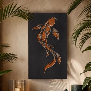 Peut inclure: Une œuvre d'art murale en bois représentant une carpe koï. Le poisson est de couleur marron chaud avec un design détaillé, sur fond noir. L'œuvre est exposée dans un salon avec des plantes et un meuble en bois.