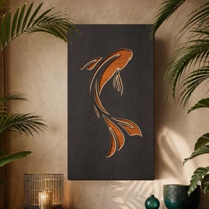 Peut inclure: Une œuvre d'art murale rectangulaire en bois gris foncé représentant un motif de poisson koi dans des tons orange et marron. L'œuvre est exposée dans une pièce avec un meuble en bois foncé, des plantes vertes et un tapis tissé.