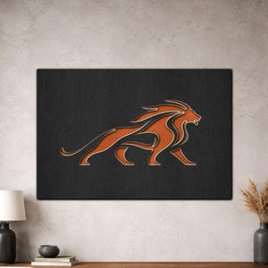 Op de afbeelding: Een rechthoekig wandkunstwerk met een gestileerd leeuwenontwerp. De leeuw is uitgevoerd in oranje met een lichtbruine omtrek, tegen een zwarte achtergrond. Het kunstwerk is aan een muur bevestigd.