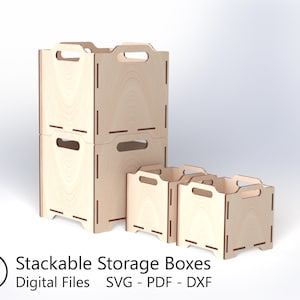 Puede incluir: Conjunto de cuatro cajas de almacenamiento de madera con asas. Las cajas son apilables y vienen en dos tama&ntilde;os. Las cajas est&aacute;n hechas de madera clara y tienen un acabado natural.