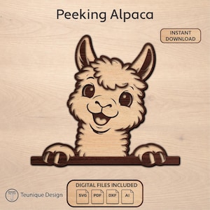 Puede incluir: Un recorte de madera de una alpaca sonriente asomándose por encima de una repisa marrón oscuro. El texto "Peeking Alpaca" está en la parte superior. La imagen incluye "Descarga instantánea" y "Archivos digitales incluidos" con formatos SVG, PDF, DXF y AI.