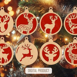 Op de afbeelding: Set van acht rode en witte kerstversieringen met verschillende rendierontwerpen. De versieringen zijn gemaakt van hout en zijn klaar om te worden geschilderd of versierd.