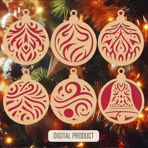 Op de afbeelding: Zes lasergesneden kerstballen met ingewikkelde ontwerpen. De ornamenten zijn gemaakt van lichtbruin hout met rode achterkant, met verschillende patronen zoals krullen en een bel. De tekst "DIGITAL PRODUCT" staat onderaan.