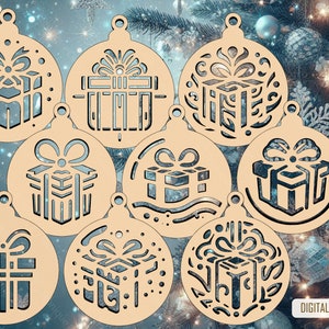 Op de afbeelding: Acht houten kerstversieringen met een cadeaudoosontwerp. De versieringen zijn rond en hebben een uitgesneden ontwerp van een cadeaudoos met een strik erbovenop. Elke versiering heeft een uniek ontwerp en is perfect om een feestelijke touch aan uw kerstboom te geven.