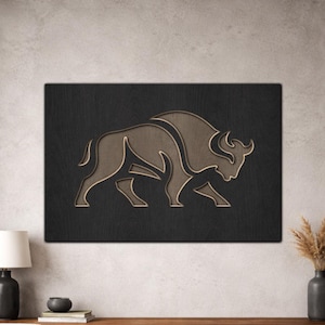 Op de afbeelding: Houten wandkunst met een silhouet van een bizon. De bizon is uitgesneden in een lichtbruine kleur, tegen een donkerbruine achtergrond. Het rechthoekige kunstwerk is geschikt voor interieurdecoratie.