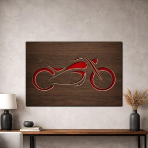 Op de afbeelding: Een houten wandkunstwerk met een motorfietsontwerp. Het motorfiets silhouet is uitgesneden in donkerbruin hout, met een rode binnenkant. Het kunstwerk is rechthoekig en aan de muur bevestigd.