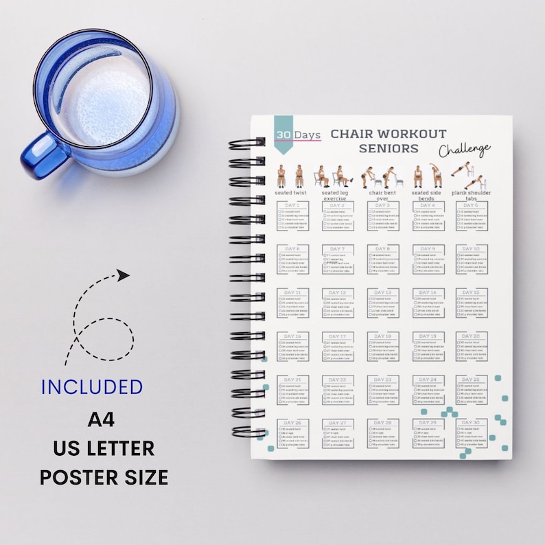 K&ouml;nnte beinhalten: Eine 30-Tage-Stuhl-Workout-Challenge f&uuml;r Senioren. Das Notizbuch hat einen wei&szlig;en Einband mit einem blauen und gr&uuml;nen Design. Der Einband enth&auml;lt den Text "30 Days Chair Workout Seniors Challenge". Das Notizbuch hat eine schwarze Spiralbindung.