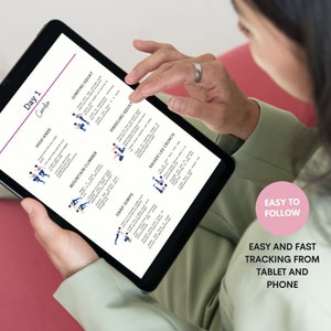 K&ouml;nnte beinhalten: Ein Tablet-Bildschirm zeigt eine Trainingsroutine f&uuml;r Tag 1 Cardio. Die Routine umfasst &Uuml;bungen wie High Knee, Jumping Squat, Mountain Climber, Kneeling Squat, Snap Jumps und Raised Leg Crunch. Der Text "Einfach zu befolgen" wird in einem rosa Kreis auf der rechten Seite des Bildschirms angezeigt.