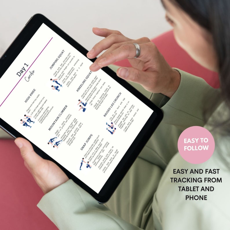 K&ouml;nnte beinhalten: Ein Tablet-Bildschirm zeigt eine Trainingsroutine f&uuml;r Tag 1 Cardio. Die Routine umfasst &Uuml;bungen wie High Knee, Jumping Squat, Mountain Climber, Kneeling Squat, Snap Jumps und Raised Leg Crunch. Der Text "Einfach zu befolgen" wird in einem rosa Kreis auf der rechten Seite des Bildschirms angezeigt.