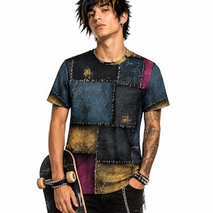 Peut inclure: Un t-shirt à manches courtes et col rond présentant un motif patchwork avec des détails de surpiqûres visibles. Le tissu se compose de sections rectangulaires dans des tons bleu foncé, noir, jaune moutarde et magenta, imitant un textile usé.