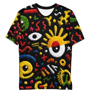 Op de afbeelding: Zwart T-shirt met een levendig, gestructureerd patroon van abstracte vormen en symbolen in geel, rood, groen, blauw en wit. Het ontwerp bevat oogachtige figuren, zonachtige vormen en diverse geometrische vormen. Het shirt heeft een ronde hals.