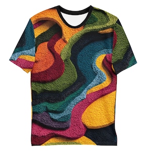 Op de afbeelding: Een t-shirt met korte mouwen met een levendig, abstract ontwerp. Het shirt heeft een zwarte halslijn en een kleurrijk patroon van gelaagde, getextureerde vormen in tinten geel, oranje, rood, groen, blauw en paars. Het ontwerp bedekt het hele shirt.