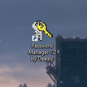 Op de afbeelding: Een computerscherm met een programma genaamd "Password Manager 1.2 by Deadly". Het pictogram van het programma is een gele sleutel met een wit sleutelgat.