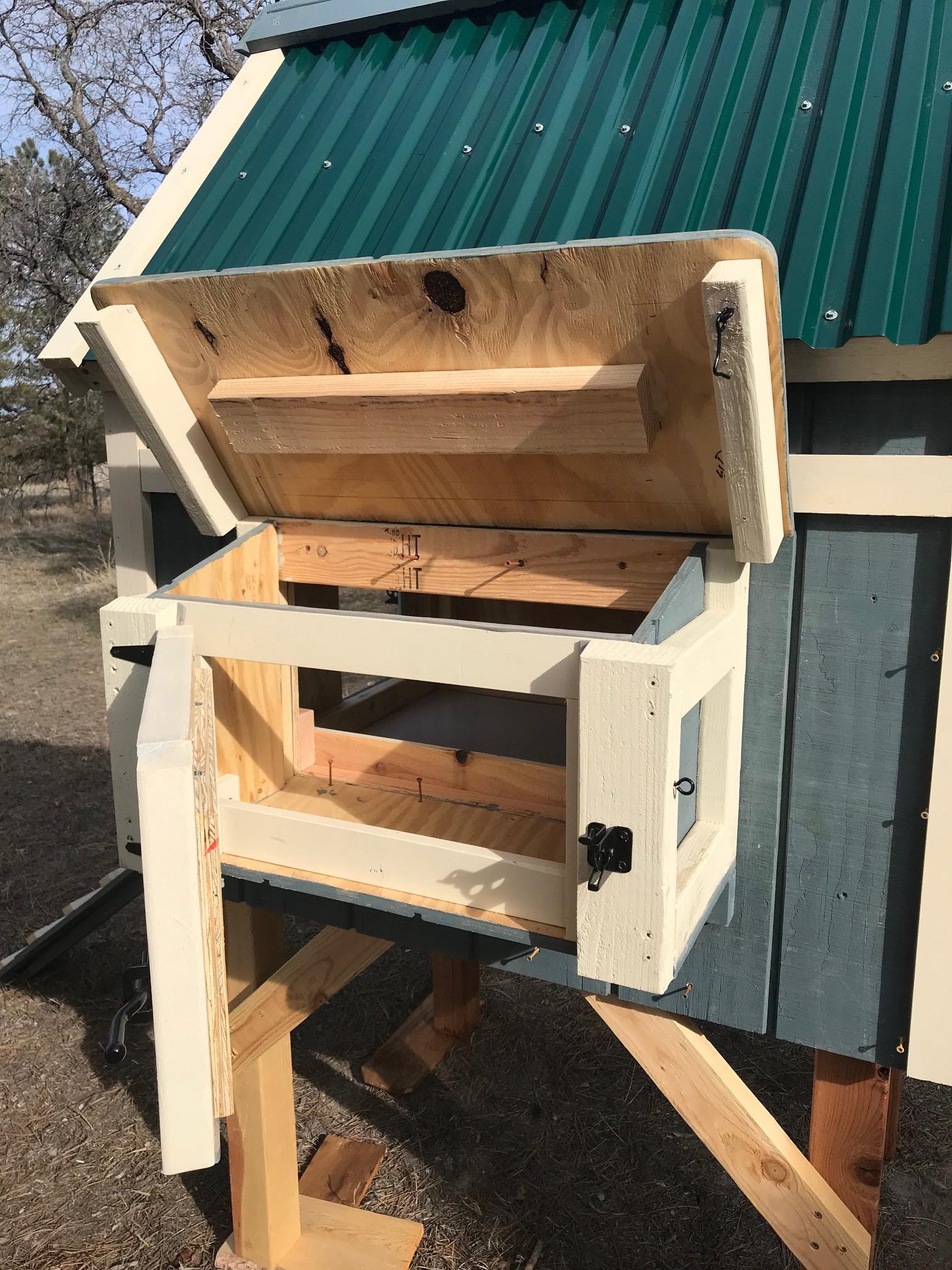 DIY鶏小屋の設計図：4～8羽の鶏のための簡単な作り方（PDFダウンロード