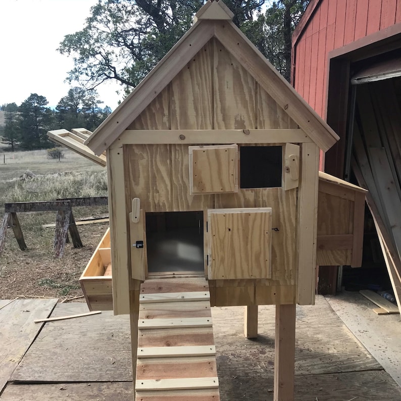 How to Build a Chicken Coop. Easy Build Plans With Instructions and Photos. Ideal for 48 Birds