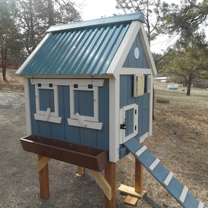 Planos, fotos e instrucciones de un gallinero para una bandada de 4 a 8 aves. Planos fáciles de construir en sistema métrico e imperial.