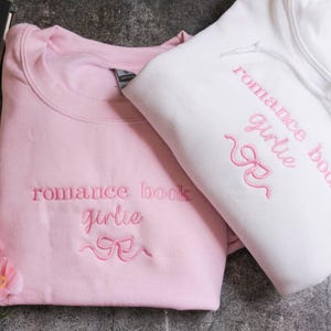 Sudadera bordada con texto en inglés "Lectora de novelas románticas", sudadera con lazo, ideal para amantes de los libros, ideal como regalo para amantes de los libros, ideal como camiseta para lectora de novelas románticas. imagen 6