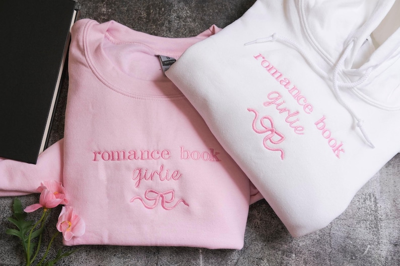 Sudadera bordada con texto en inglés "Lectora de novelas románticas", sudadera con lazo, ideal para amantes de los libros, ideal como regalo para amantes de los libros, ideal como camiseta para lectora de novelas románticas. imagen 6