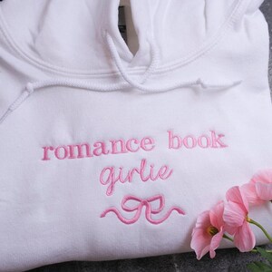 Sudadera bordada con texto en inglés "Lectora de novelas románticas", sudadera con lazo, ideal para amantes de los libros, ideal como regalo para amantes de los libros, ideal como camiseta para lectora de novelas románticas. imagen 2