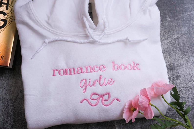 Sudadera bordada con texto en inglés "Lectora de novelas románticas", sudadera con lazo, ideal para amantes de los libros, ideal como regalo para amantes de los libros, ideal como camiseta para lectora de novelas románticas. imagen 2