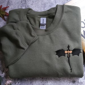 Sudadera bordada de la Escuela de Guerra Basgiath, camiseta Fourth Wing, Jinete de dragón, Rebecca Yorros, Fourth Wing, Violet Sorrengail, camiseta Bookish imagen 4