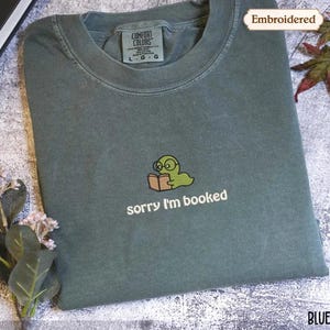 T-shirt brodé rat de bibliothèque - Jolie chemise aux couleurs confortables pour les amateurs de lecture, cadeaux livresques
