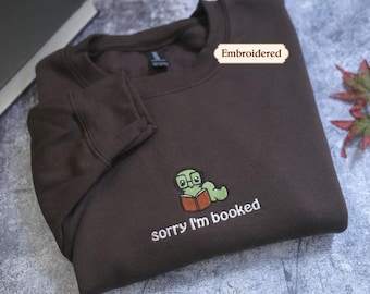 Désolé(e), je suis complet(e). Sweat-shirt brodé « Rat de bibliothèque » | Pull oversize confortable Bookish Comfort Colors® pour la lecture | Cadeau pour les amoureux des livres et les lecteurs