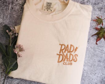 Camiseta con bordados de colores cómodos de Rad Dad Established - Camiseta para el día del padre - Camiseta para papá - Regalo para el día del padre - Camiseta teñida en prenda - Regalo para él