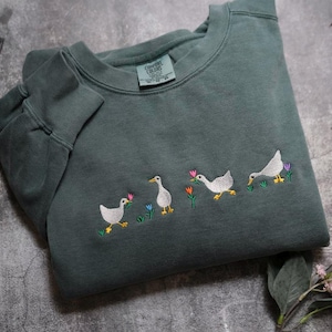 Sweat-shirt brodé en forme de canard et d&#39;oie, canards et fleurs brodés d&#39;oies et de fleurs, chemise couleurs confort brodée monochrome