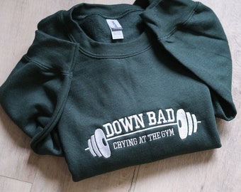 Huilen in de sportschool Geborduurd Gym Sweatshirt, Down bad, Gemarteld Huilen in de Gym Crewneck, TTPD Gift, Funny Gym Sweater, Gemarteld Dichter cadeau