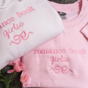 Sudadera bordada con texto en inglés "Lectora de novelas románticas", sudadera con lazo, ideal para amantes de los libros, ideal como regalo para amantes de los libros, ideal como camiseta para lectora de novelas románticas. imagen 3