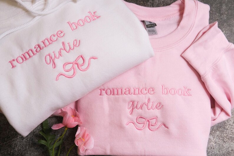 Sudadera bordada con texto en inglés "Lectora de novelas románticas", sudadera con lazo, ideal para amantes de los libros, ideal como regalo para amantes de los libros, ideal como camiseta para lectora de novelas románticas. imagen 3