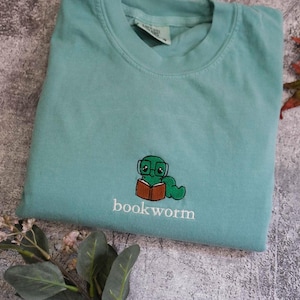 T-shirt brodé rat de bibliothèque - Jolie chemise aux couleurs confortables pour les amateurs de lecture, cadeaux livresques
