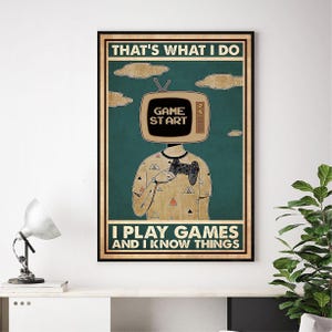 Könnte beinhalten: Gerahmtes Poster im Retro-Design. Das Poster zeigt eine Figur mit einem Fernseher als Kopf, die einen Gamecontroller hält. Der Text oben lautet "THAT'S WHAT I DO", und unten "I PLAY GAMES AND I KNOW THINGS".