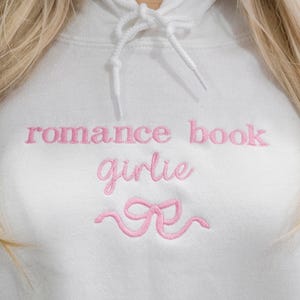 Sudadera bordada con texto en inglés "Lectora de novelas románticas", sudadera con lazo, ideal para amantes de los libros, ideal como regalo para amantes de los libros, ideal como camiseta para lectora de novelas románticas. imagen 4