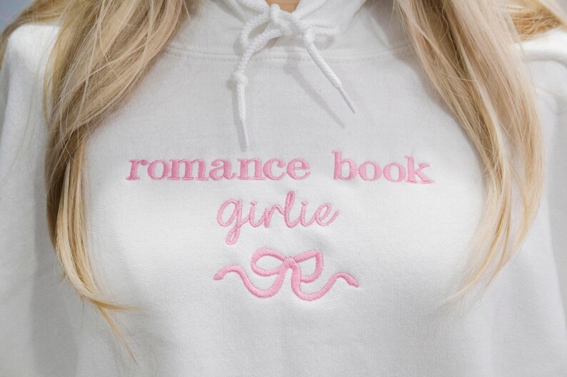 Sudadera bordada con texto en inglés "Lectora de novelas románticas", sudadera con lazo, ideal para amantes de los libros, ideal como regalo para amantes de los libros, ideal como camiseta para lectora de novelas románticas. imagen 4