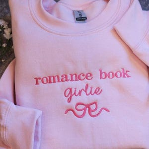 Sudadera bordada con texto en inglés "Lectora de novelas románticas", sudadera con lazo, ideal para amantes de los libros, ideal como regalo para amantes de los libros, ideal como camiseta para lectora de novelas románticas. imagen 1