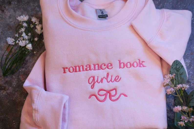 Sudadera bordada con texto en inglés "Lectora de novelas románticas", sudadera con lazo, ideal para amantes de los libros, ideal como regalo para amantes de los libros, ideal como camiseta para lectora de novelas románticas. imagen 1