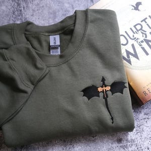 Sudadera bordada de la Escuela de Guerra Basgiath, camiseta Fourth Wing, Jinete de dragón, Rebecca Yorros, Fourth Wing, Violet Sorrengail, camiseta Bookish imagen 2