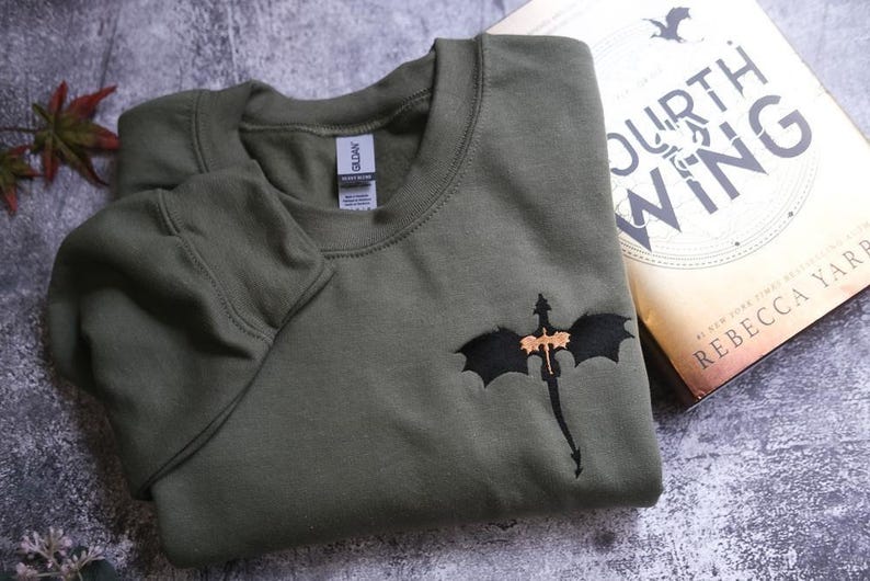 Sudadera bordada de la Escuela de Guerra Basgiath, camiseta Fourth Wing, Jinete de dragón, Rebecca Yorros, Fourth Wing, Violet Sorrengail, camiseta Bookish imagen 2