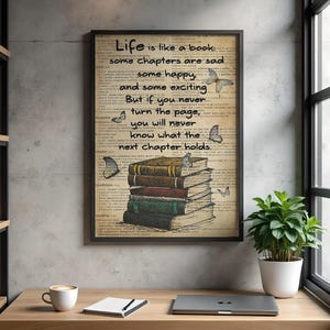 Pode incluir: Impressão artística emoldurada com uma citação sobre a vida e os livros. A imagem mostra uma pilha de livros, borboletas e o texto: "A vida é como um livro: alguns capítulos são tristes, alguns felizes e alguns emocionantes."