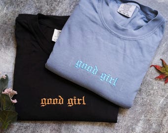 Chemise Good Girl brodée Good Girl Romance Club pour les amoureux des livres T-shirt livresque aux couleurs confortables Chemise Romance sombre