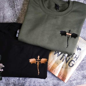 Sudadera bordada de la Escuela de Guerra Basgiath, camiseta Fourth Wing, Jinete de dragón, Rebecca Yorros, Fourth Wing, Violet Sorrengail, camiseta Bookish imagen 1